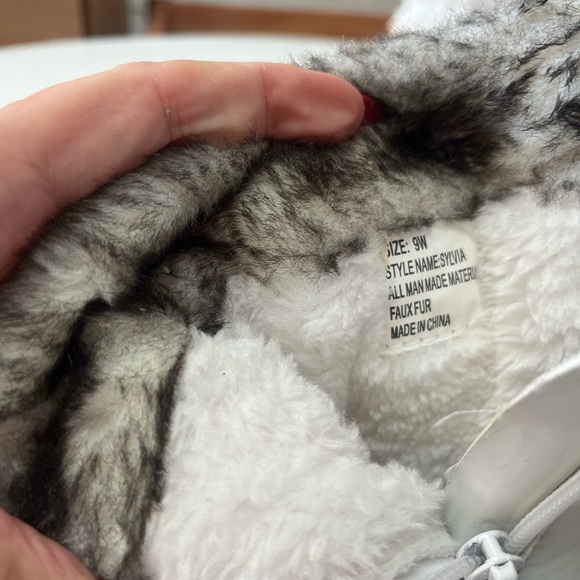 Totes Women's Black and White Winter Boots. Excellent Condition. Size 9W - Picture 5 of 7